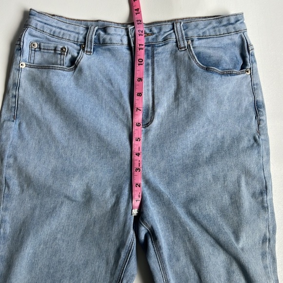 MESHKI Straight Lightwash Jeans - Picture 9 of 10